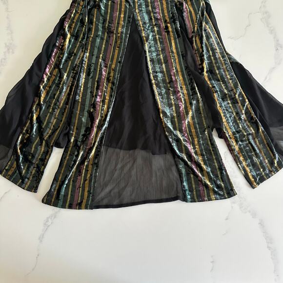 Romeo + Juliet
Crushed Velvet Dress with Sheer Back and Incredible Detail - Picture 5 of 15